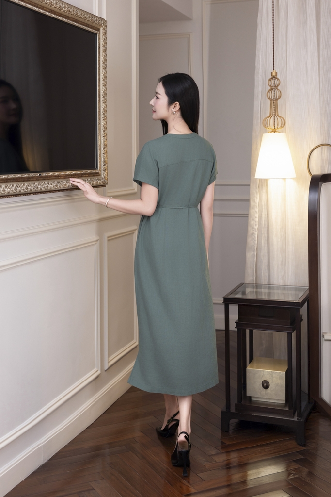 SWANLAKE | Váy Đầm Nữ Midi Suông Cổ Trụ Cài Nút Xếp Ly Vải Linen Dây Thắt Eo Xẻ Tà Công Sở D12752LW01
