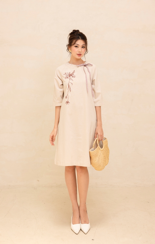 Đầm Nữ Phom Suông Linen Trơn Thêu Cổ Thuyền Dài Qua Gối Swanlake - D12384LW01