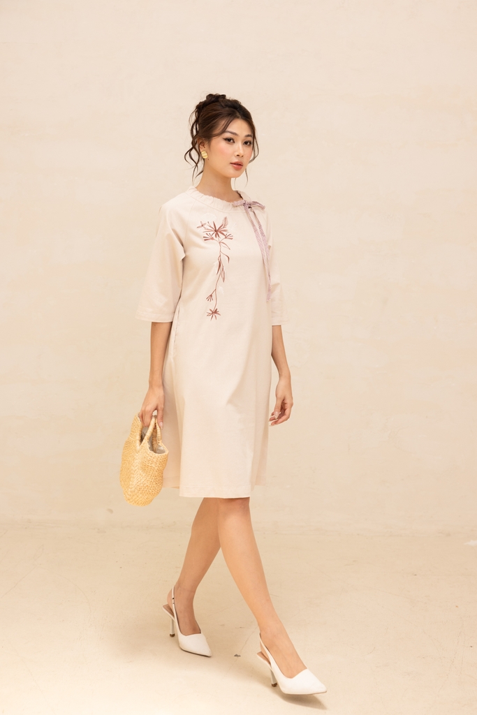 Đầm Nữ Phom Suông Linen Trơn Thêu Cổ Thuyền Dài Qua Gối Swanlake - D12384LW01