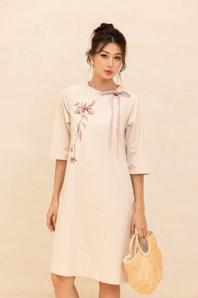 Đầm Nữ Phom Suông Linen Trơn Thêu Cổ Thuyền Dài Qua Gối Swanlake - D12384LW01