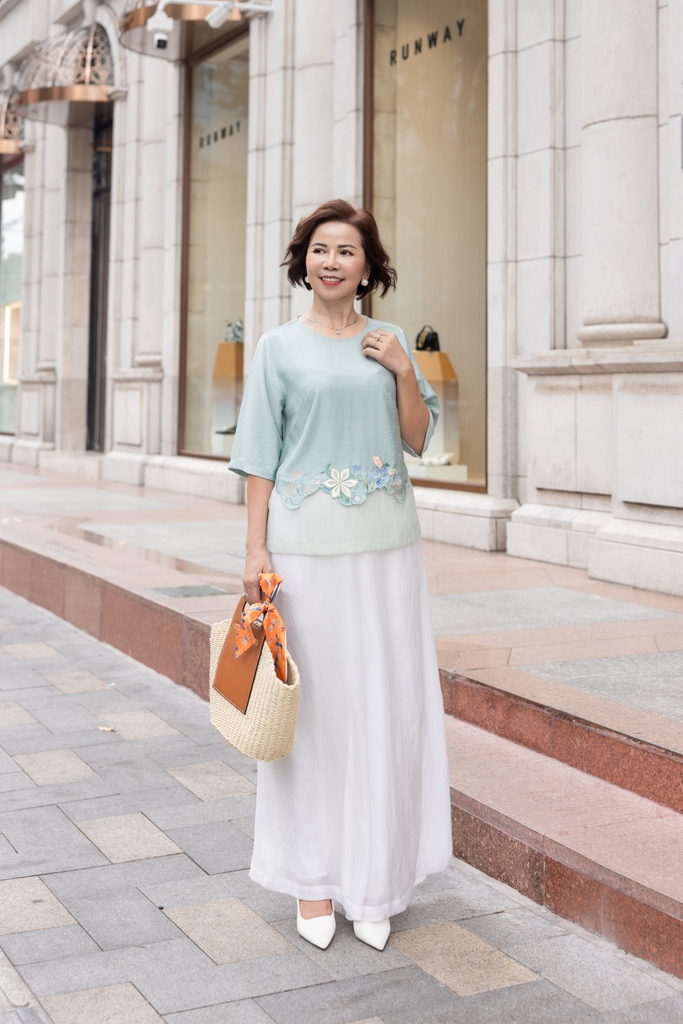 M COLLECTION | Áo Nữ Trung Niên Tặng Mẹ Bà Vải Lụa Hàn Phối Tơ Thêu Hoa Sang Trọng Tay Lỡ A12493