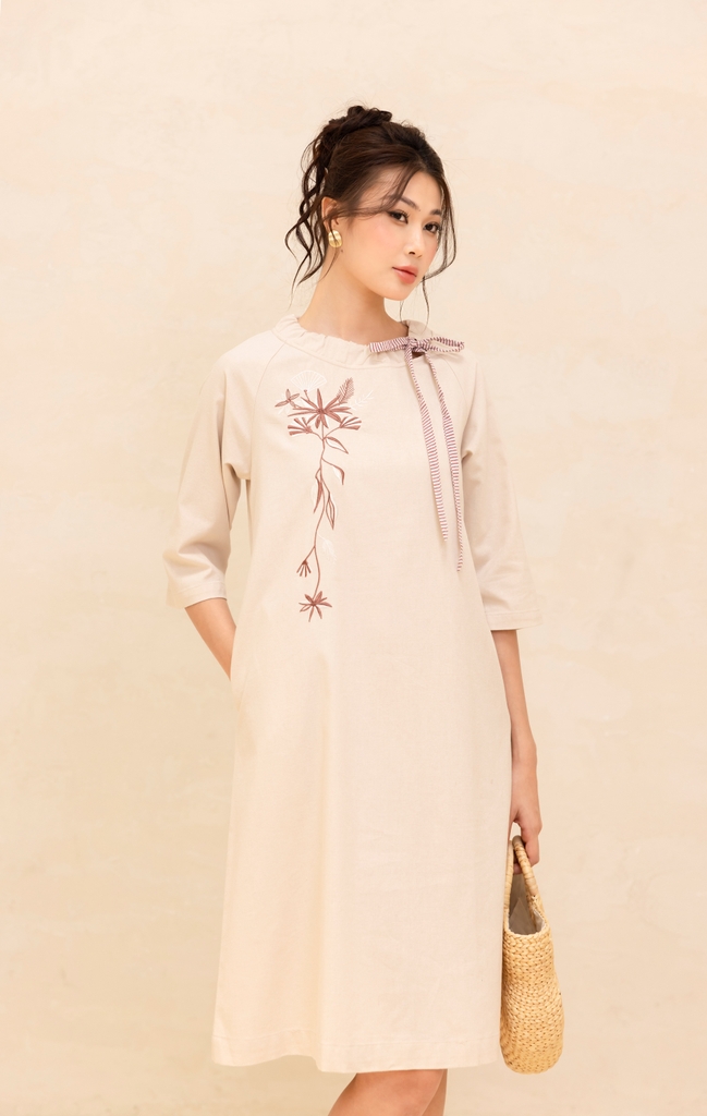 Đầm Nữ Phom Suông Linen Trơn Thêu Cổ Thuyền Dài Qua Gối Swanlake - D12384LW01