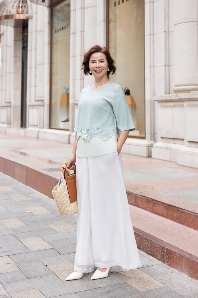 M COLLECTION | Áo Nữ Trung Niên Tặng Mẹ Bà Vải Lụa Hàn Phối Tơ Thêu Hoa Sang Trọng Tay Lỡ A12493