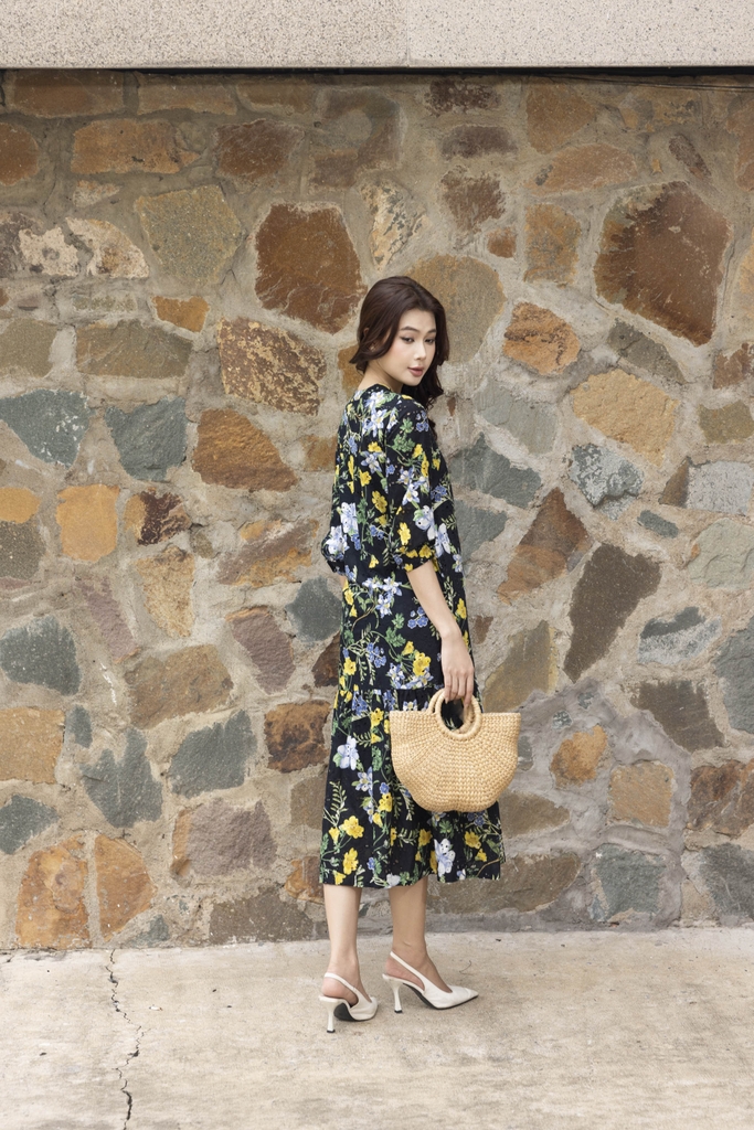 SWANLAKE | Váy Đầm Nữ Suông Đuôi Cài Nút Cotton Thêu Hoa Cổ Trụ Tay Lỡ Du Lịch Biển Hè D12761LW04