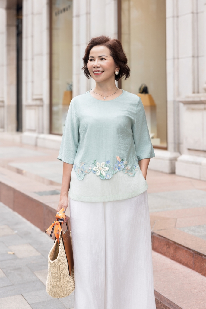 M COLLECTION | Áo Nữ Trung Niên Tặng Mẹ Bà Vải Lụa Hàn Phối Tơ Thêu Hoa Sang Trọng Tay Lỡ A12493