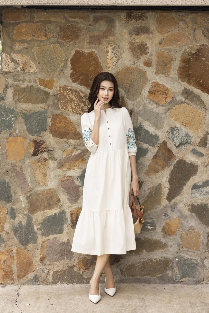 SWANLAKE | Váy Đầm Nữ Maxi Đuôi Cá Xòe Vải Cotton Tay Lỡ Thêu Hoa Cổ Trụ Cài Nút Công Sở D13567LW01