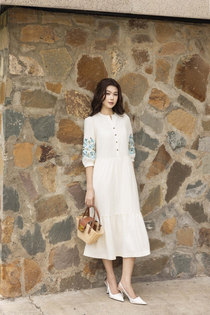 Đầm Maxi Đuôi Cá Xòe Cotton Tay Lỡ Thêu Hoa Cổ Trụ D13567LW01