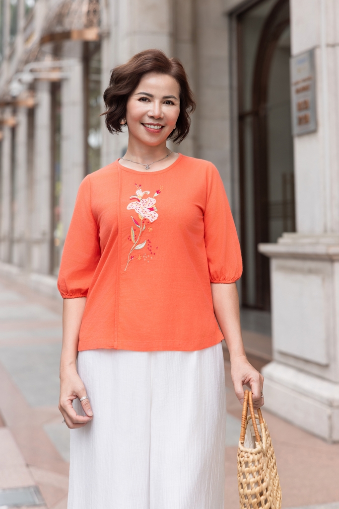 M COLLECTION | Áo Nữ Trung Niên Tặng Mẹ Ngắn Vải Linen Thêu Hoa Cổ Tròn Tay Bí Lỡ Bo Chun A12345