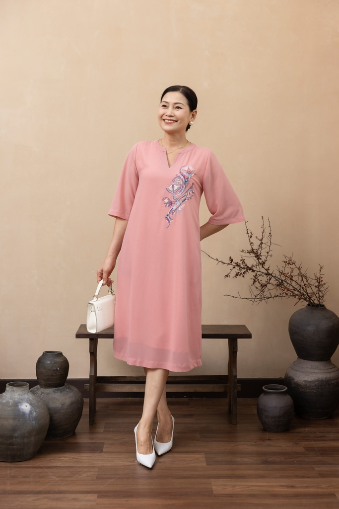 M-Collection - Đầm Suông Thêu Chất Liệu Vải Chiffon Lót Lụa Hàn - D12138LW01