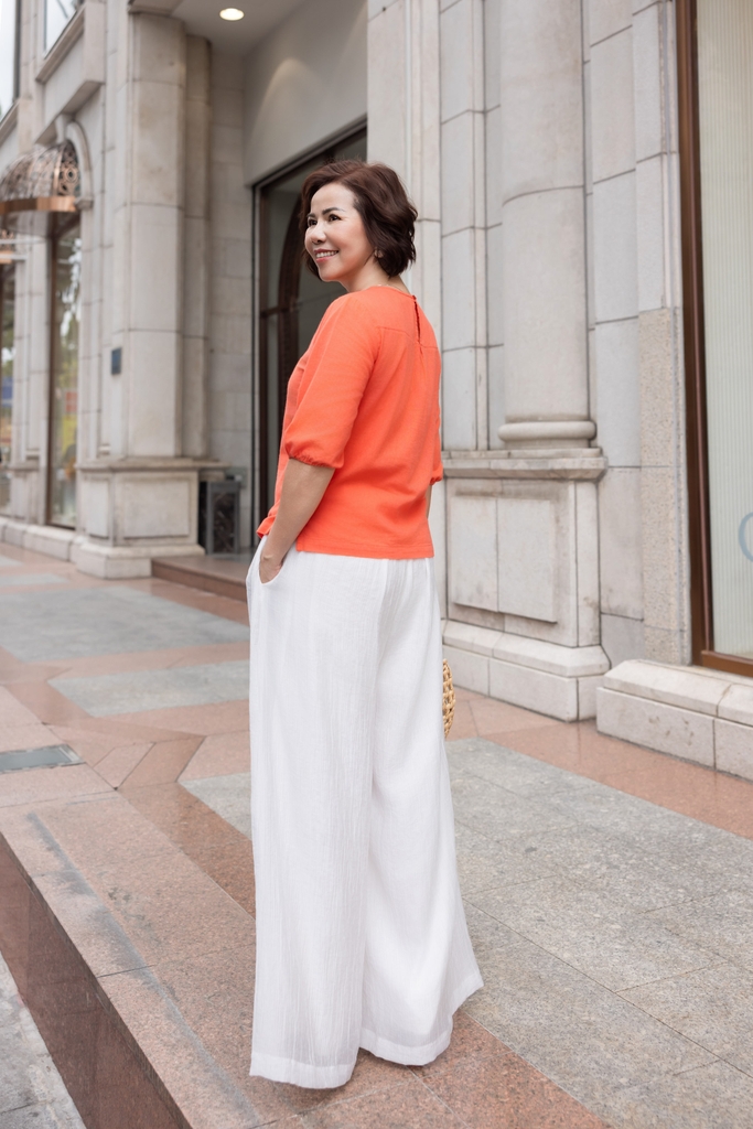 M COLLECTION | Áo Nữ Trung Niên Tặng Mẹ Ngắn Vải Linen Thêu Hoa Cổ Tròn Tay Bí Lỡ Bo Chun A12345