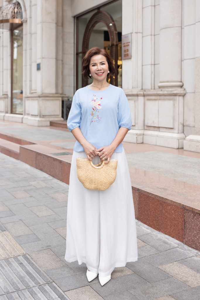 M COLLECTION | Áo Nữ Trung Niên Tặng Mẹ Ngắn Vải Linen Thêu Hoa Cổ Tròn Tay Bí Lỡ Bo Chun A12345