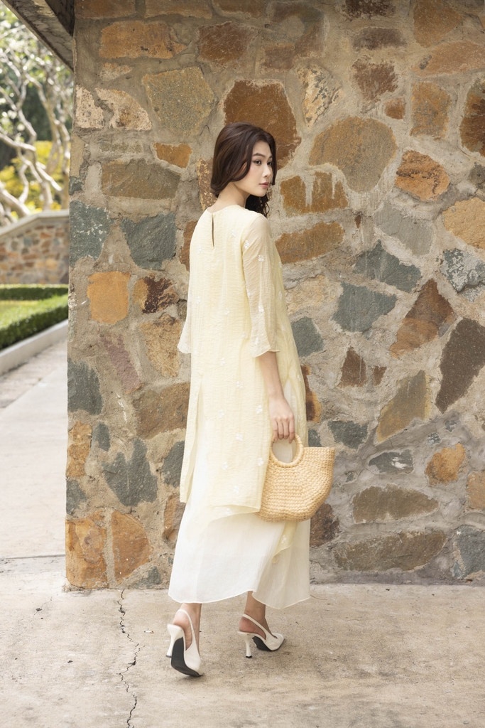 SWANLAKE | Váy Đầm Nữ Suông Cổ Tròn Tay Lỡ Chất Tơ Xốp Hàn Thêu Hoa Xẻ Tà Nhiều Lớp Dự Tiệc D13542LW01