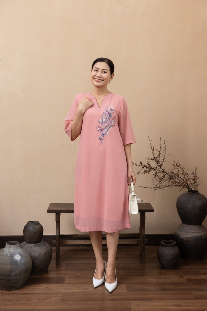 M-Collection - Đầm Suông Thêu Chất Liệu Vải Chiffon Lót Lụa Hàn - D12138LW01