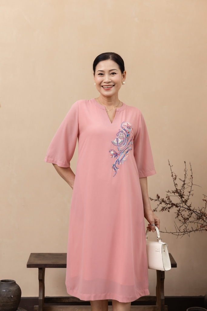 M-Collection - Đầm Suông Thêu Chất Liệu Vải Chiffon Lót Lụa Hàn - D12138LW01