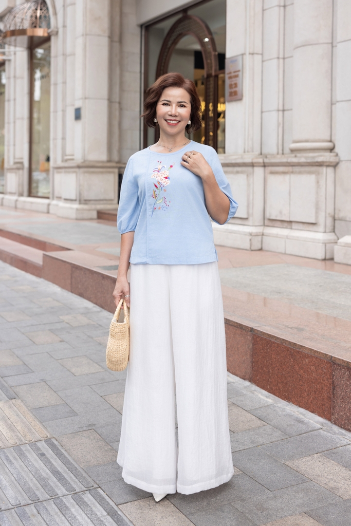 M COLLECTION | Áo Nữ Trung Niên Tặng Mẹ Ngắn Vải Linen Thêu Hoa Cổ Tròn Tay Bí Lỡ Bo Chun A12345