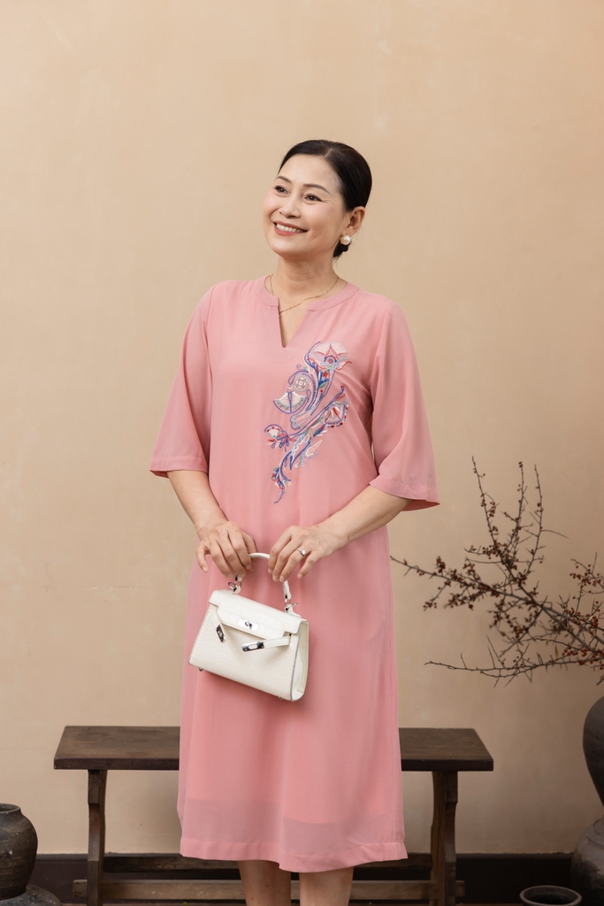M-Collection - Đầm Suông Thêu Chất Liệu Vải Chiffon Lót Lụa Hàn - D12138LW01