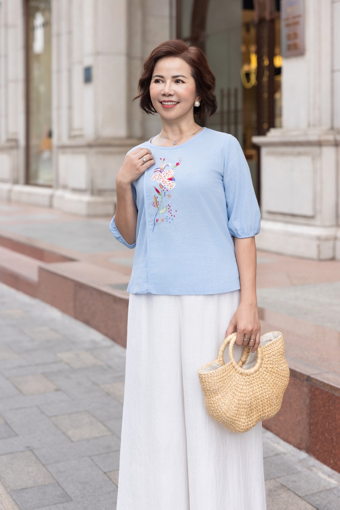 M COLLECTION | Áo Nữ Trung Niên Tặng Mẹ Ngắn Vải Linen Thêu Hoa Cổ Tròn Tay Bí Lỡ Bo Chun A12345