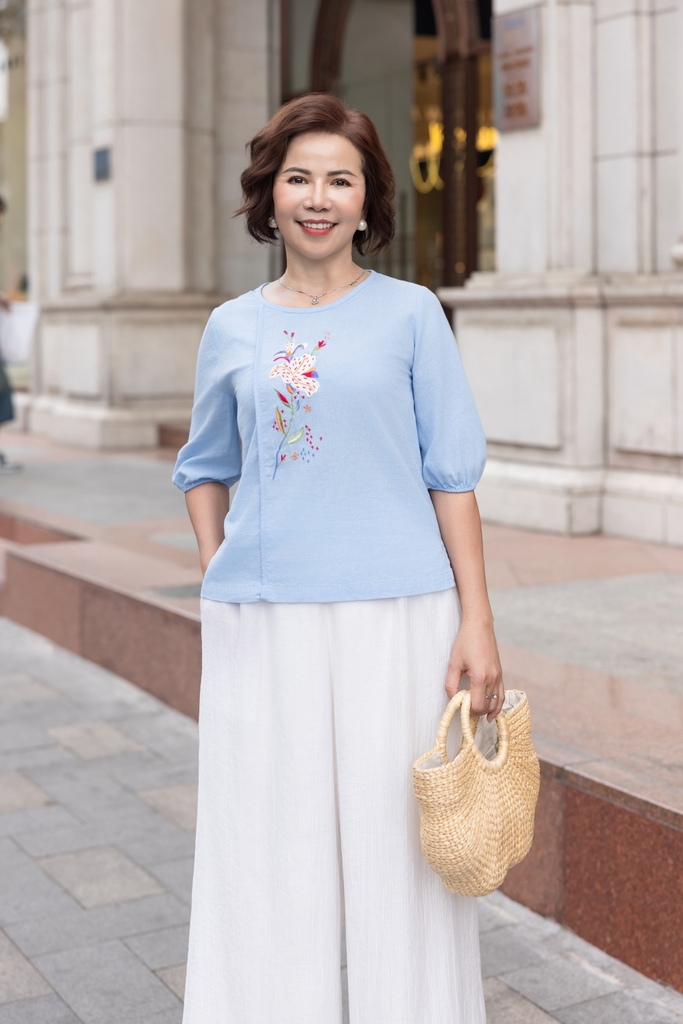 M COLLECTION | Áo Nữ Trung Niên Tặng Mẹ Ngắn Vải Linen Thêu Hoa Cổ Tròn Tay Bí Lỡ Bo Chun A12345