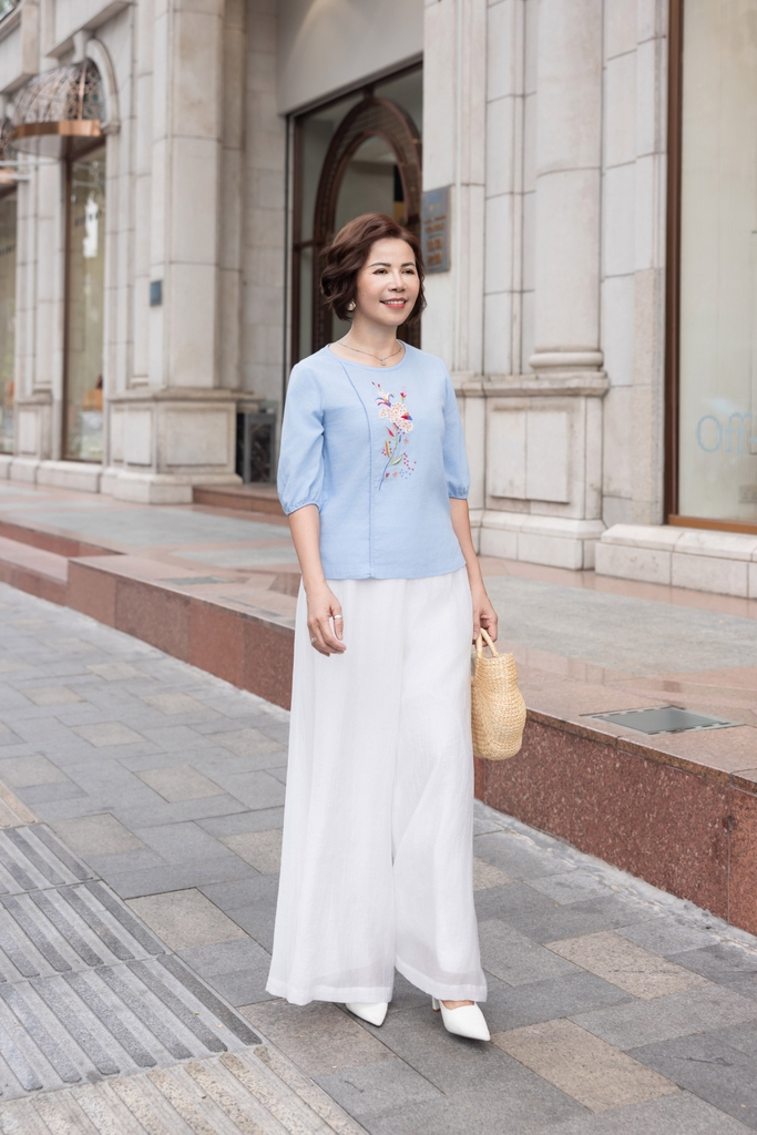M COLLECTION | Áo Nữ Trung Niên Tặng Mẹ Ngắn Vải Linen Thêu Hoa Cổ Tròn Tay Bí Lỡ Bo Chun A12345