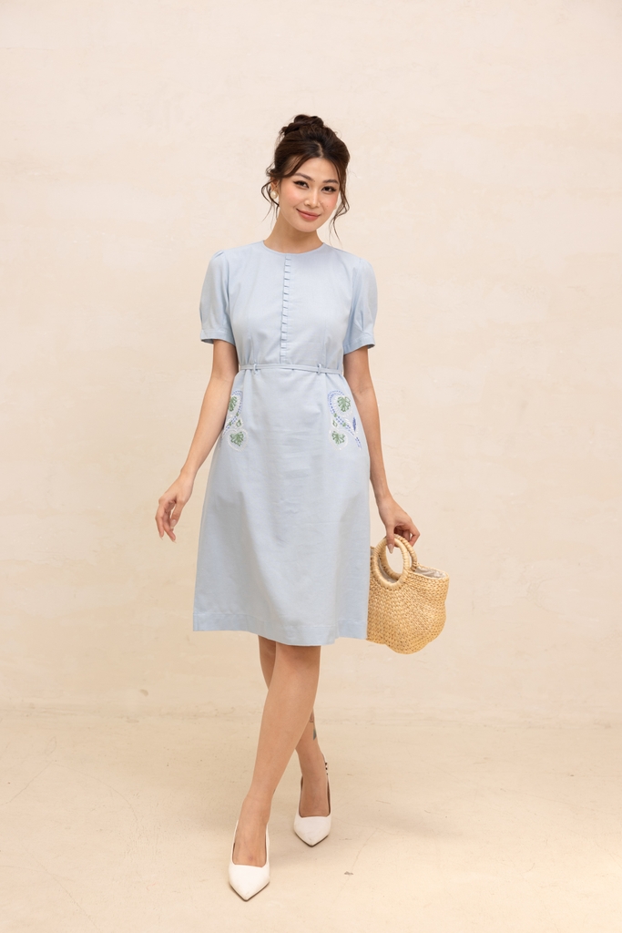 Đầm Linen Trơn Thêu Tay Phồng Cột Dây Swanlake- D12372LW01