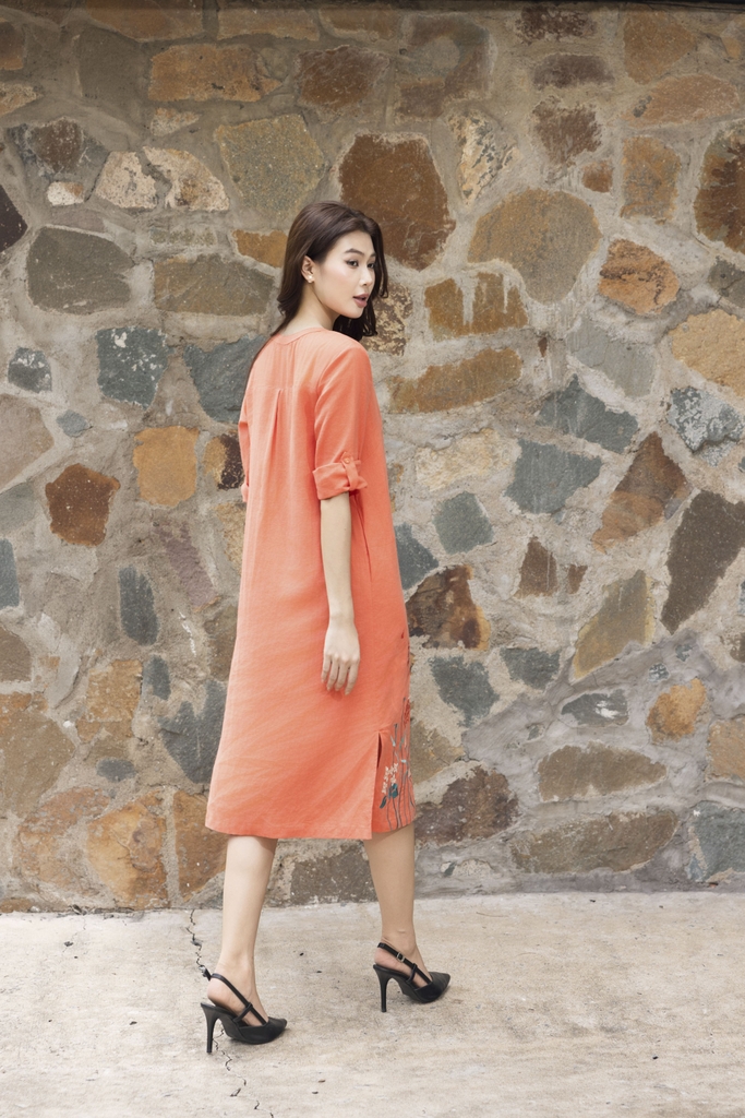 SWANLAKE | Váy Đầm Nữ Midi Suông Cổ Trụ Cài Nút Vải Linen Tay Lỡ Thêu Hoa Xẻ Tà Công Sở D13520LW01