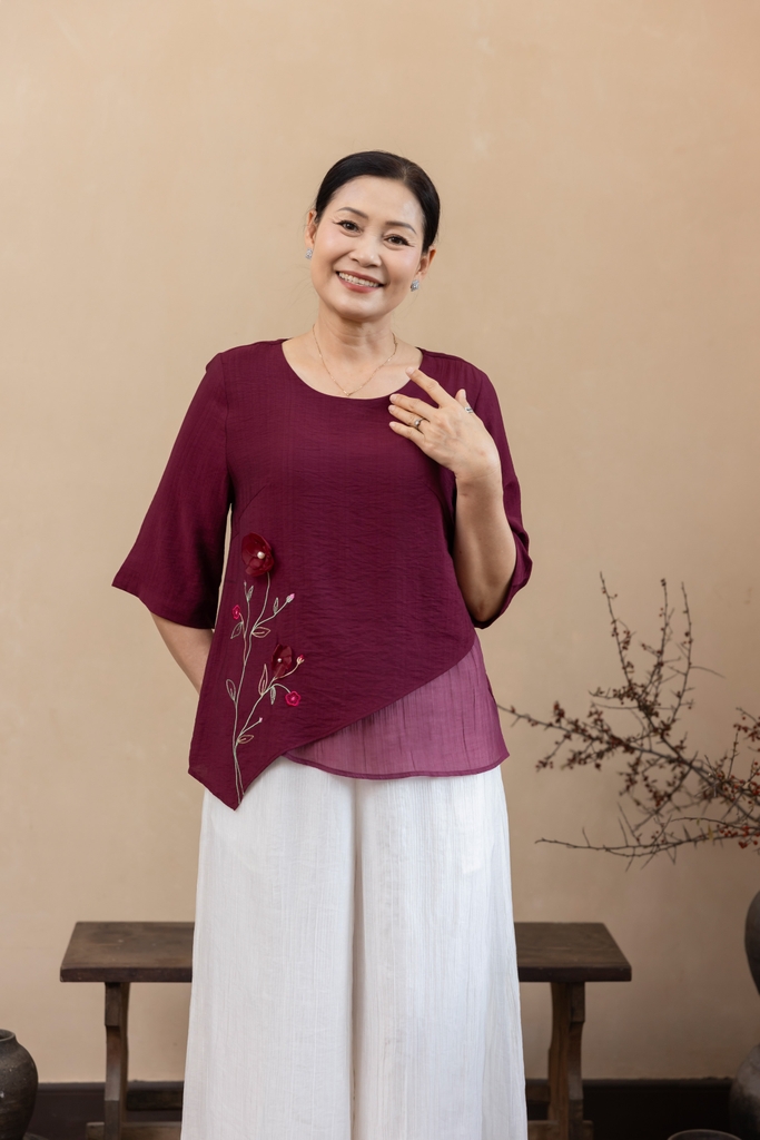 M Collection | Áo Kiểu Trung Niên Tặng Mẹ Phom Suông Lớp Ngoài Vạt Xéo Thêu Kết Hợp Đính Hoa 3D Chất Liệu Lụa Hàn - A12412LW01