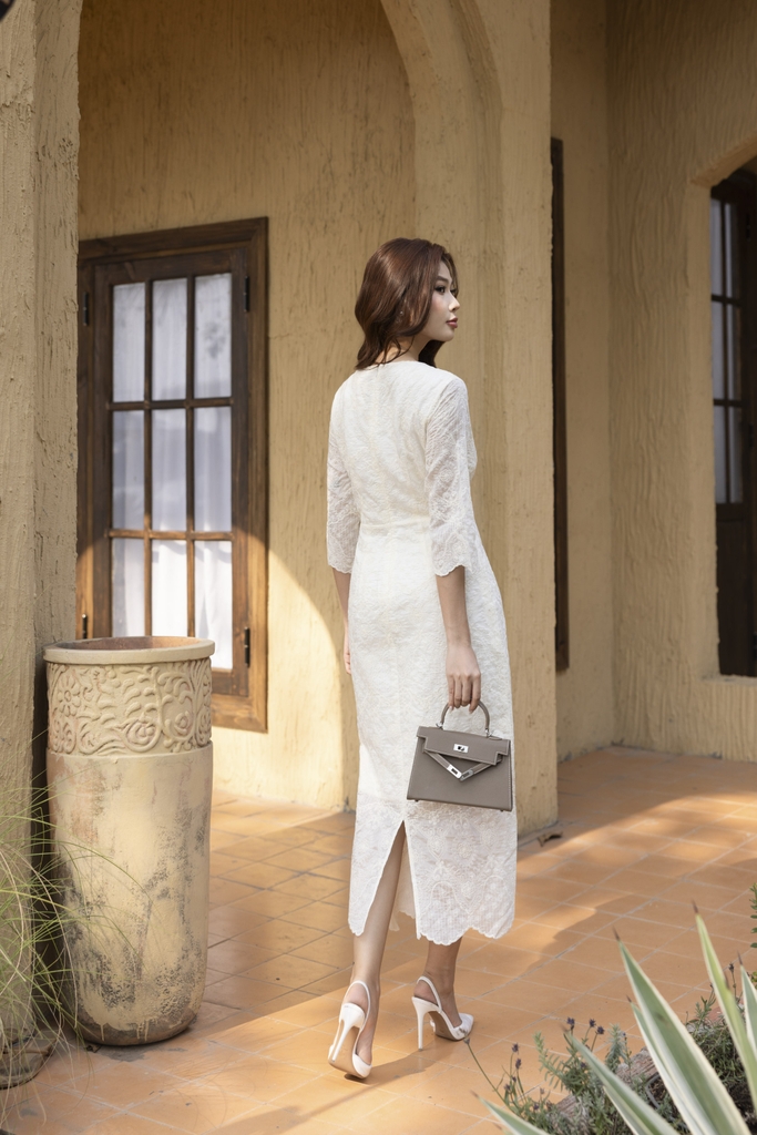 SWANLAKE | Váy Đầm Nữ Phối Ren Hoa Cao Cấp Cổ Tròn Tay Lỡ Chiết Eo Xẻ Tà Tiệc Sang Trọng D13395LW01