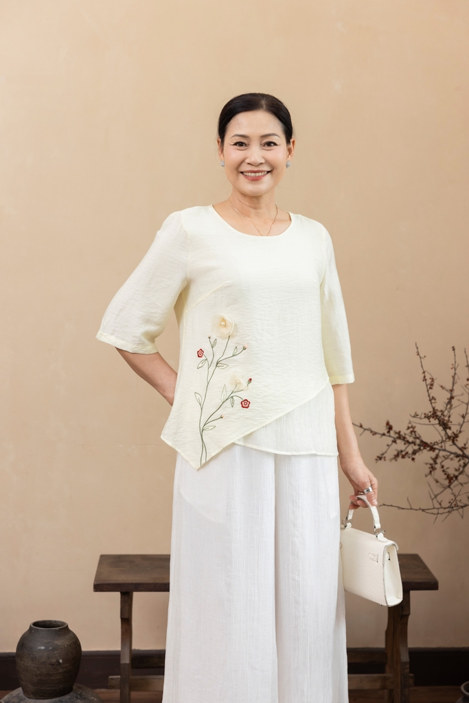 M Collection | Áo Kiểu Trung Niên Tặng Mẹ Phom Suông Lớp Ngoài Vạt Xéo Thêu Kết Hợp Đính Hoa 3D Chất Liệu Lụa Hàn - A12412LW01