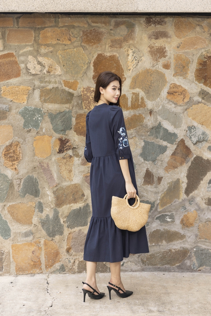 SWANLAKE | Váy Đầm Nữ Maxi Đuôi Cá Xòe Vải Cotton Tay Lỡ Thêu Hoa Cổ Trụ Cài Nút Công Sở D13567LW01
