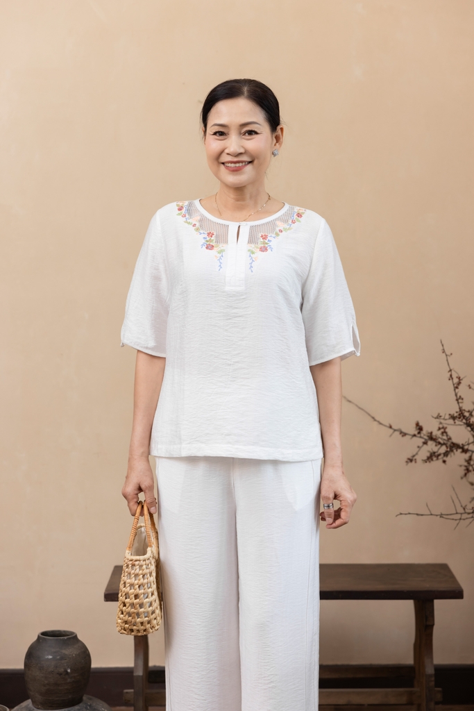 M Collection | Áo Kiểu Trung Niên Tặng Mẹ Phom Suông Cổ Tròn Thêu Hoạ Tiết Đối Xứng Phối Ren Vải Xô Chéo - A11993LW01