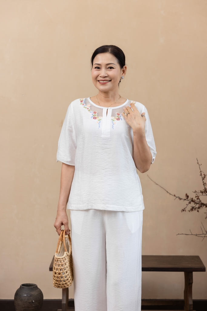 M Collection | Áo Kiểu Trung Niên Tặng Mẹ Phom Suông Cổ Tròn Thêu Hoạ Tiết Đối Xứng Phối Ren Vải Xô Chéo - A11993LW01