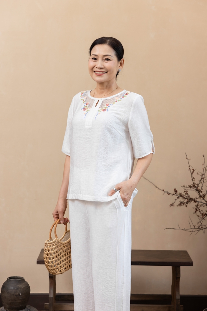 M Collection | Áo Kiểu Trung Niên Tặng Mẹ Phom Suông Cổ Tròn Thêu Hoạ Tiết Đối Xứng Phối Ren Vải Xô Chéo - A11993LW01