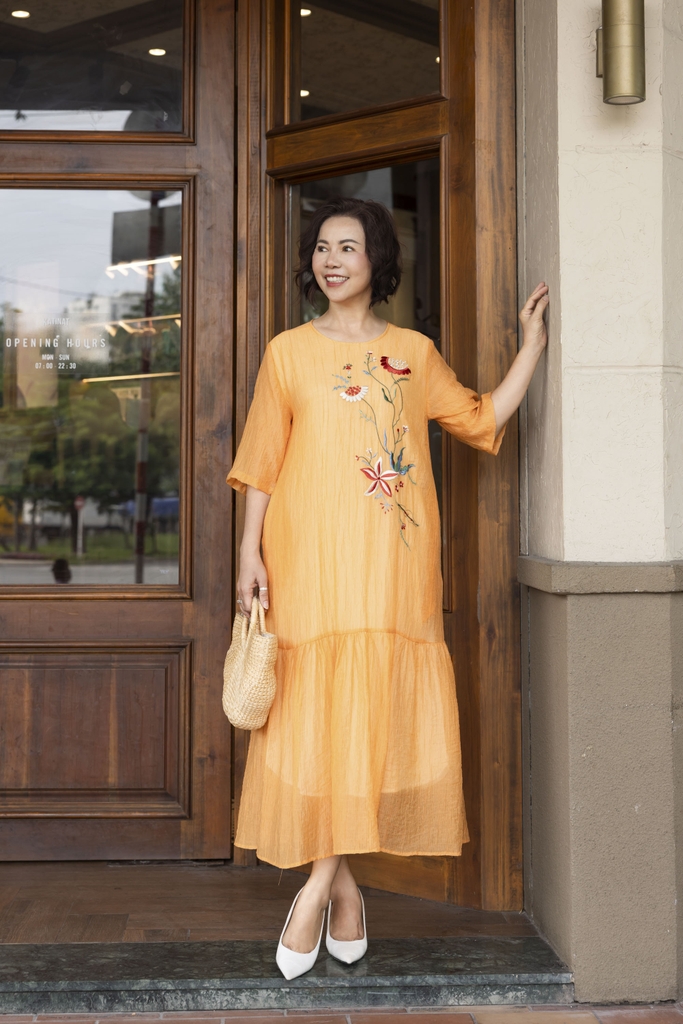 M COLLECTION | Váy Đầm Maxi Nữ Trung Niên Tặng Mẹ Tơ Xốp Đuôi Cá Thêu Hoa Hè Du Lịch Tay Lỡ D12759LW01