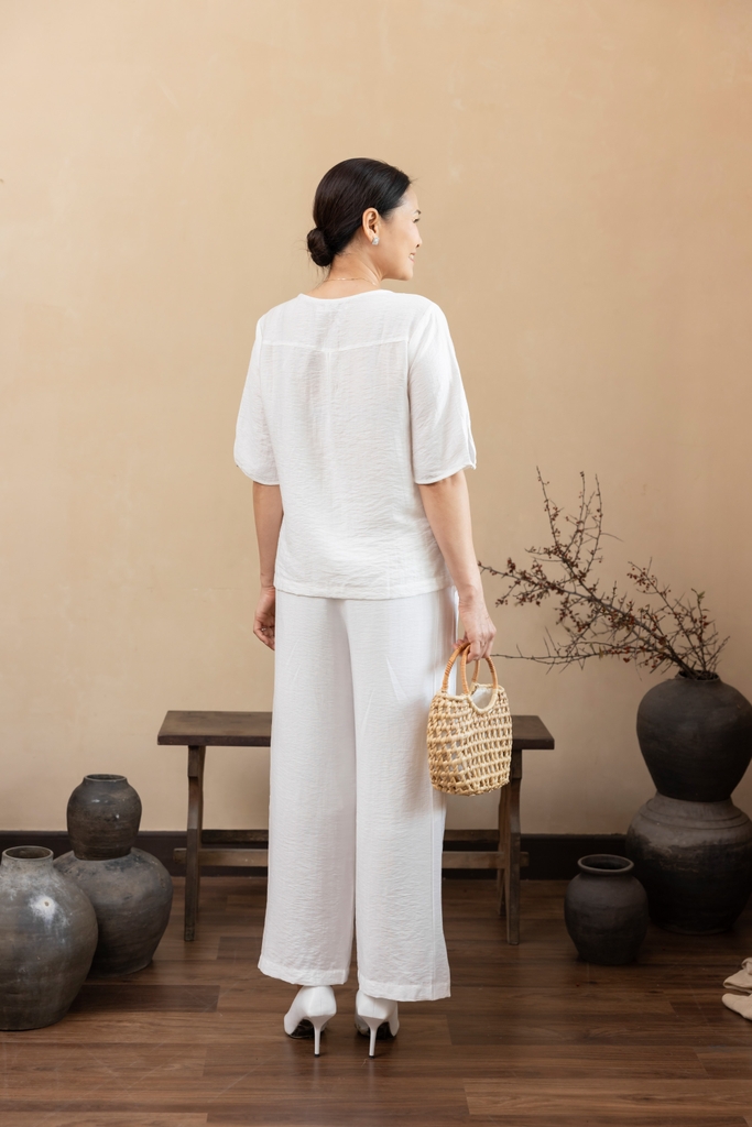 M Collection | Áo Kiểu Trung Niên Tặng Mẹ Phom Suông Cổ Tròn Thêu Hoạ Tiết Đối Xứng Phối Ren Vải Xô Chéo - A11993LW01