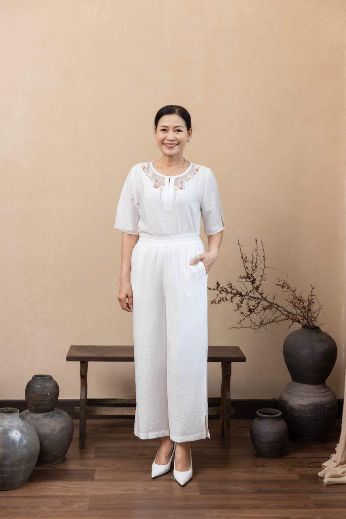 M Collection | Áo Kiểu Trung Niên Tặng Mẹ Phom Suông Cổ Tròn Thêu Hoạ Tiết Đối Xứng Phối Ren Vải Xô Chéo - A11993LW01
