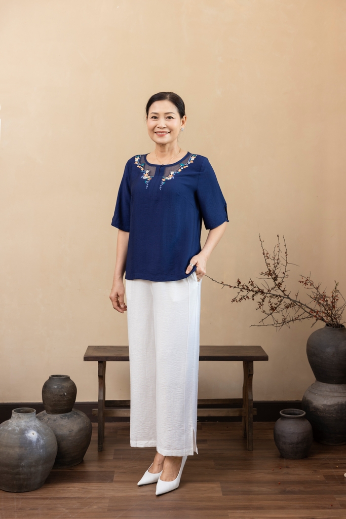 M Collection | Áo Kiểu Trung Niên Tặng Mẹ Phom Suông Cổ Tròn Thêu Hoạ Tiết Đối Xứng Phối Ren Vải Xô Chéo - A11993LW01