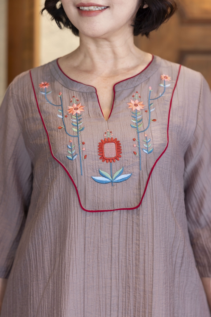 M COLLECTION | Váy Đầm Midi Suông Nữ Trung Niên Tặng Mẹ Tơ Dập Ly Thêu Hoa Tay Lỡ Loe Cổ Trụ D12937LW01