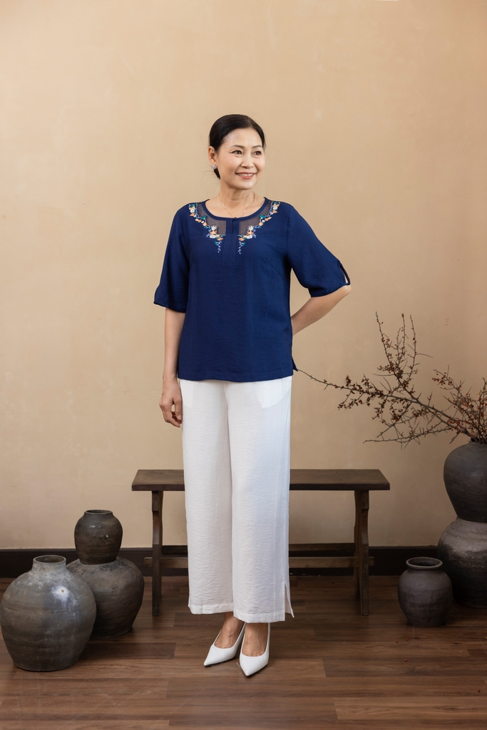 M Collection | Áo Kiểu Trung Niên Tặng Mẹ Phom Suông Cổ Tròn Thêu Hoạ Tiết Đối Xứng Phối Ren Vải Xô Chéo - A11993LW01
