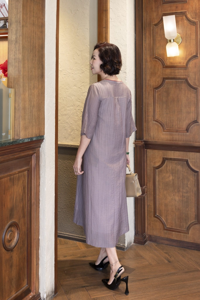 M COLLECTION | Váy Đầm Midi Suông Nữ Trung Niên Tặng Mẹ Tơ Dập Ly Thêu Hoa Tay Lỡ Loe Cổ Trụ D12937LW01