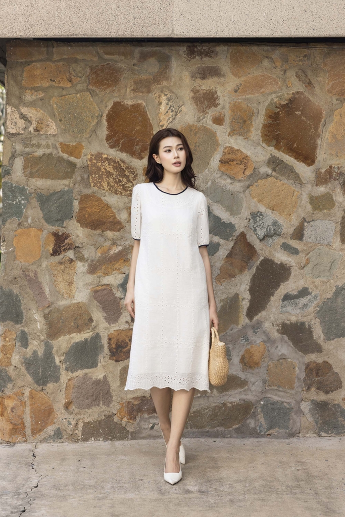 Váy Đầm Nữ Midi Vải Cotton Thêu Đục Lỗ Cổ Tròn Tay Ngắn D13482LW01