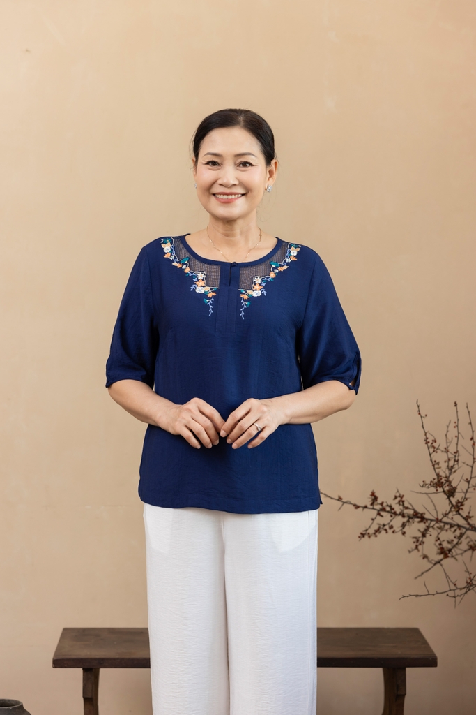 M Collection | Áo Kiểu Trung Niên Tặng Mẹ Phom Suông Cổ Tròn Thêu Hoạ Tiết Đối Xứng Phối Ren Vải Xô Chéo - A11993LW01