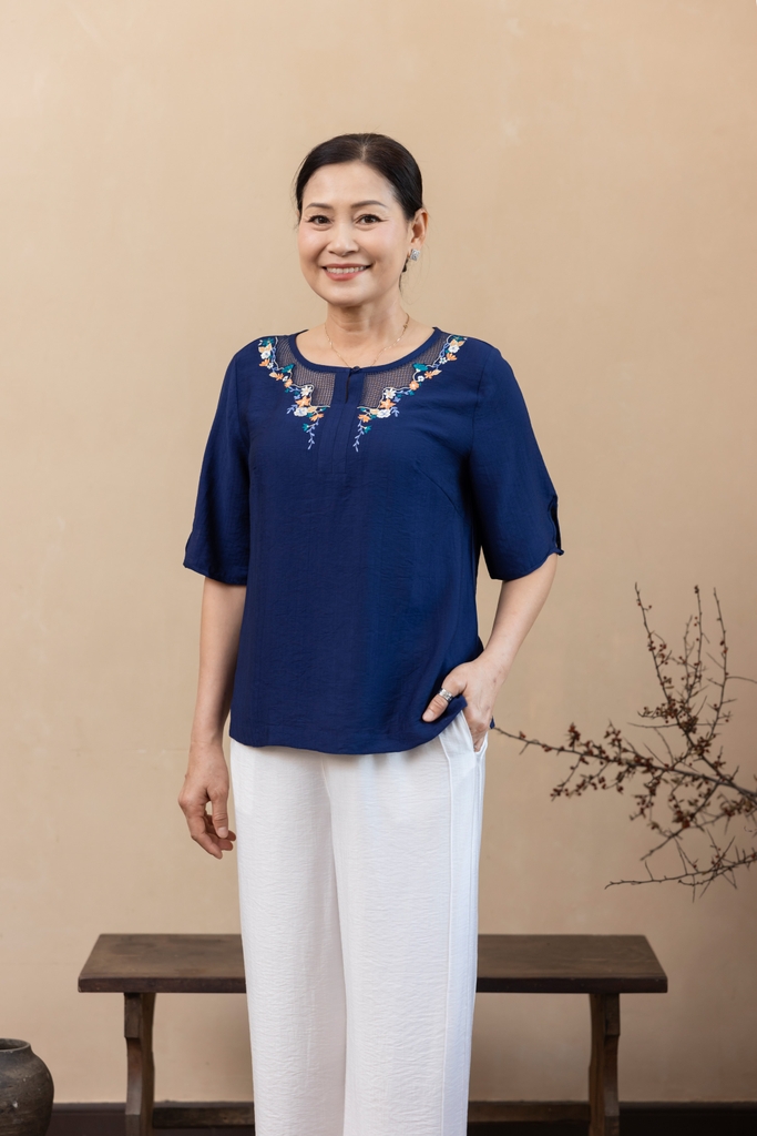 M Collection | Áo Kiểu Trung Niên Tặng Mẹ Phom Suông Cổ Tròn Thêu Hoạ Tiết Đối Xứng Phối Ren Vải Xô Chéo - A11993LW01