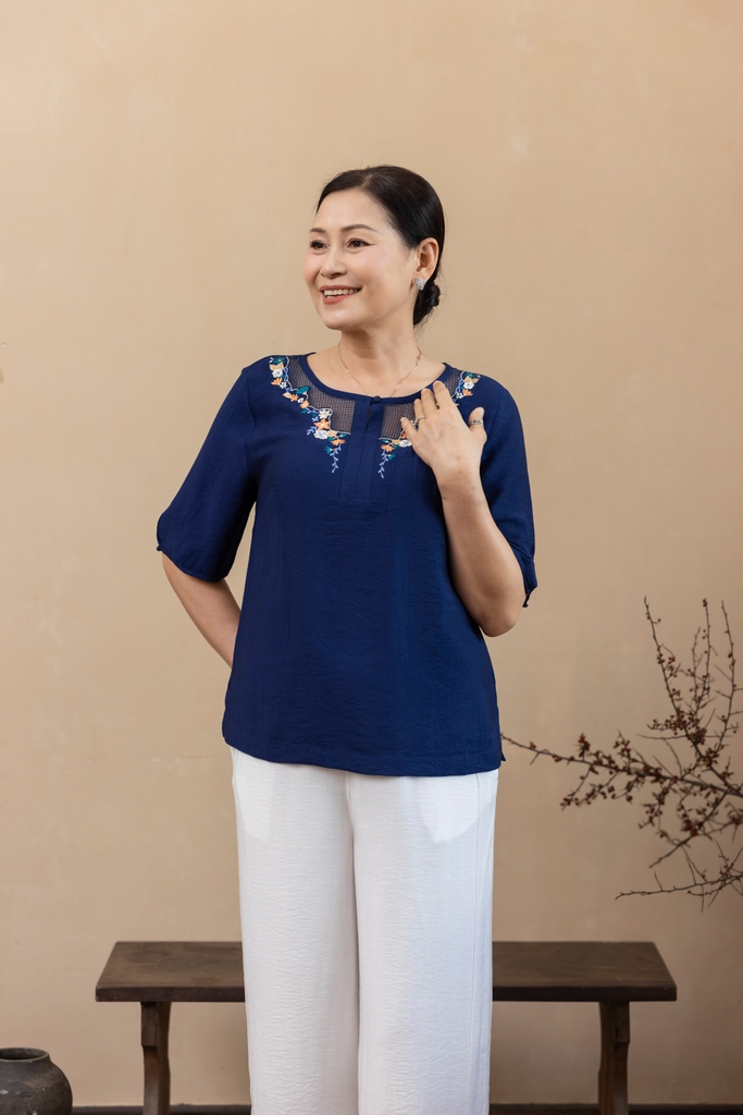 M Collection | Áo Kiểu Trung Niên Tặng Mẹ Phom Suông Cổ Tròn Thêu Hoạ Tiết Đối Xứng Phối Ren Vải Xô Chéo - A11993LW01