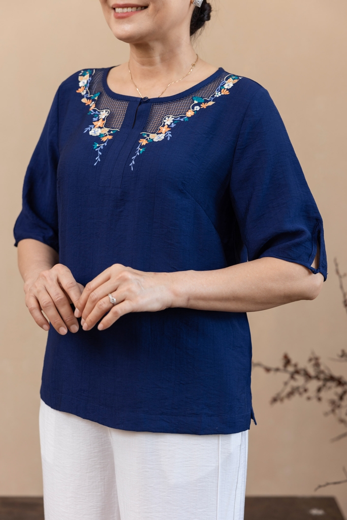 M Collection | Áo Kiểu Trung Niên Tặng Mẹ Phom Suông Cổ Tròn Thêu Hoạ Tiết Đối Xứng Phối Ren Vải Xô Chéo - A11993LW01