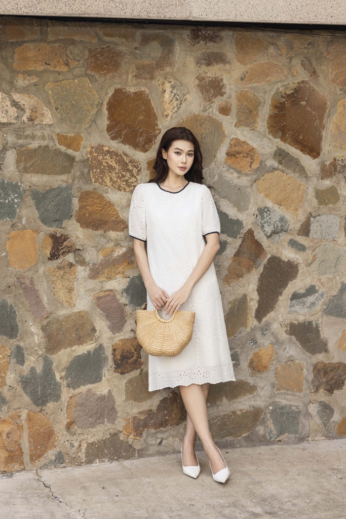 Váy Đầm Nữ Midi Vải Cotton Thêu Đục Lỗ Cổ Tròn Tay Ngắn D13482LW01