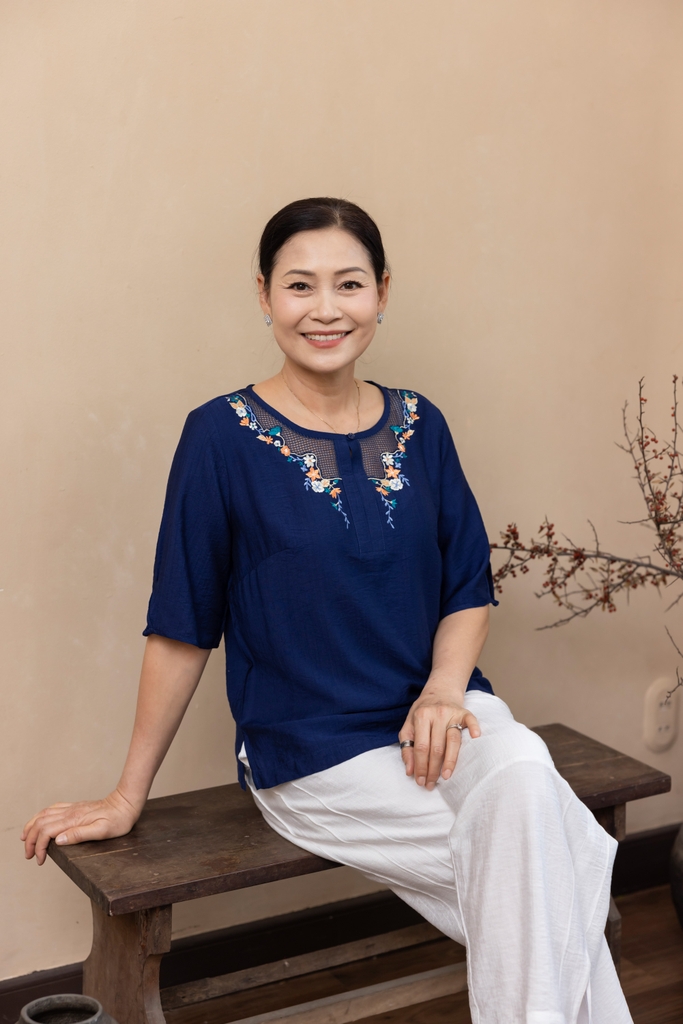 M Collection | Áo Kiểu Trung Niên Tặng Mẹ Phom Suông Cổ Tròn Thêu Hoạ Tiết Đối Xứng Phối Ren Vải Xô Chéo - A11993LW01