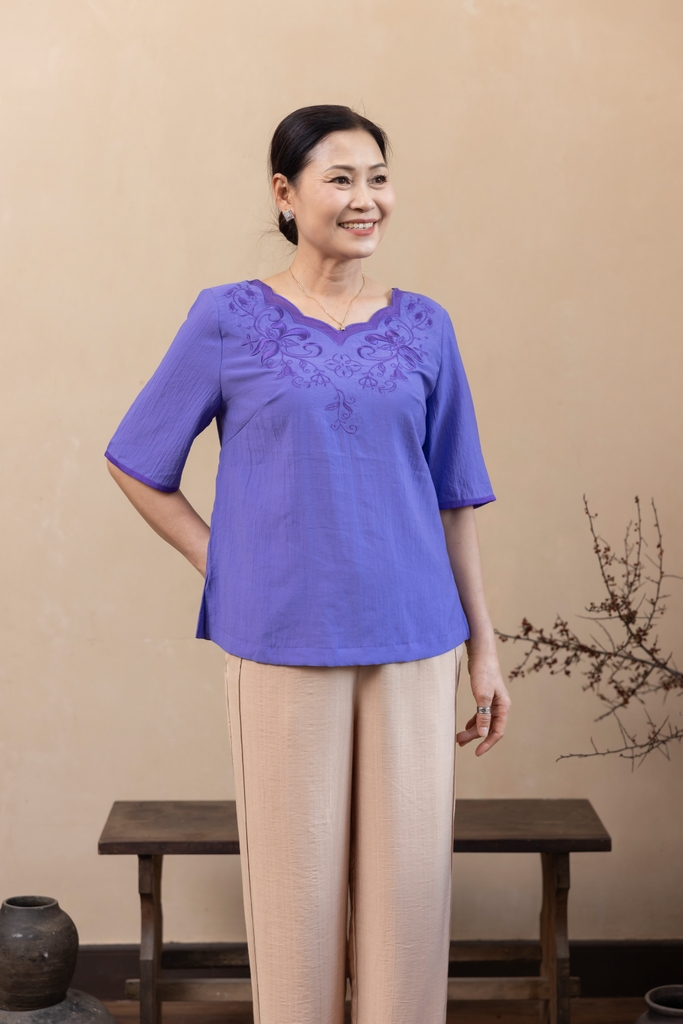 M Collection | Áo Kiểu Trung Niên Tặng Mẹ Cổ V Thêu Tiệp Đối Xứng Chất Liệu Tơ Cát - A12328LW01