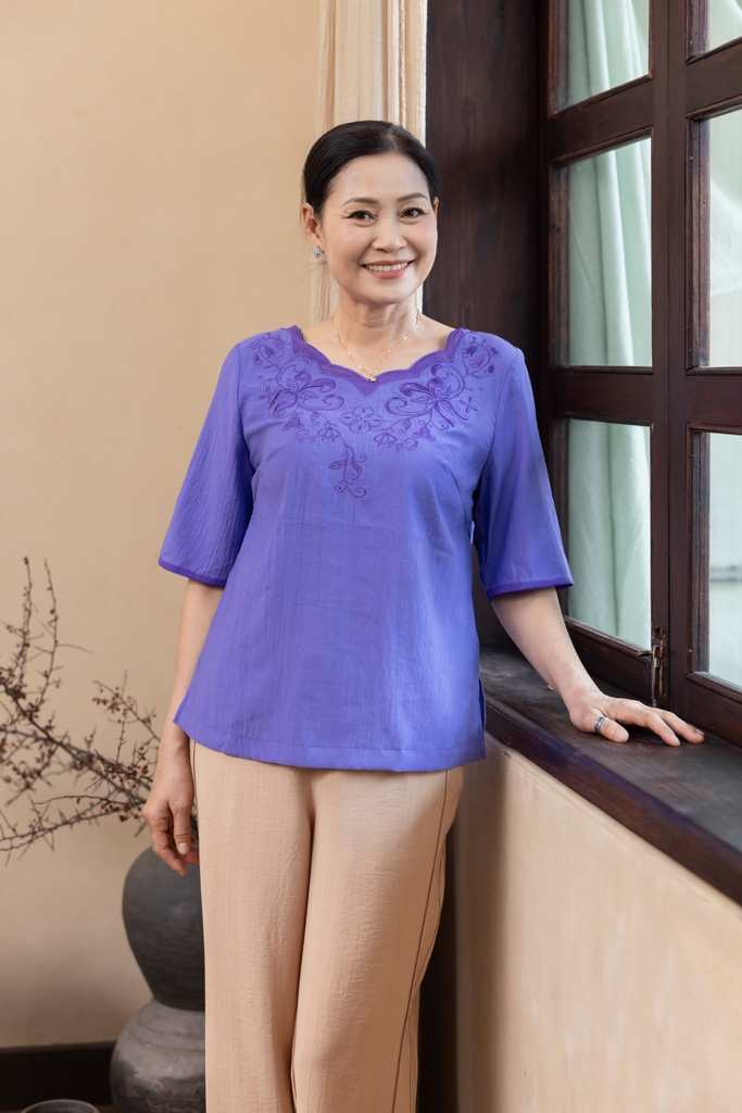 M Collection | Áo Kiểu Trung Niên Tặng Mẹ Cổ V Thêu Tiệp Đối Xứng Chất Liệu Tơ Cát - A12328LW01