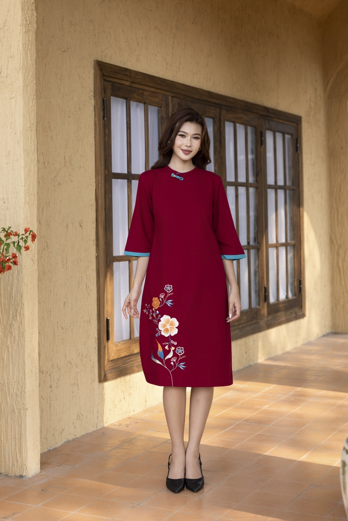 SWANLAKE | Váy Đầm Midi Nữ Phom Suông Cổ Tròn Tay Lỡ Thêu Hoa Chất Vải Linen Đi Tết Dự Tiệc D13232LW01