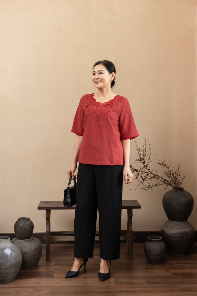 M Collection | Áo Kiểu Trung Niên Tặng Mẹ Cổ V Thêu Tiệp Đối Xứng Chất Liệu Tơ Cát - A12328LW01